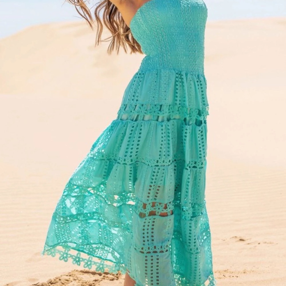 Eyelet tube strapless dress in cotton crochet lace. Color: Tiffany Blue
